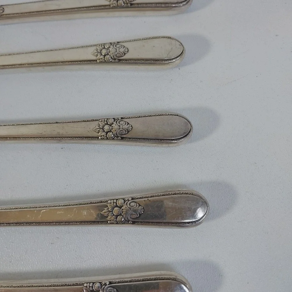 8 Vintage 1847 Rogers Brothers Silver Plated‎ Adoration Dinner Knives